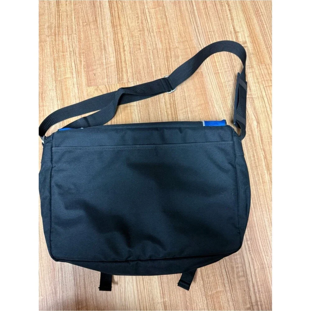 American Tourister features messenger